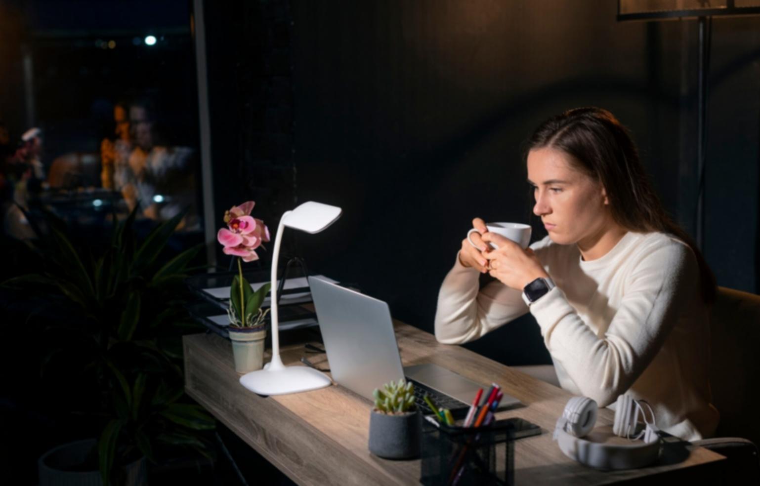 Person analysiert finanzielle Unterlagen und erkennt emotionale Ausgabemuster