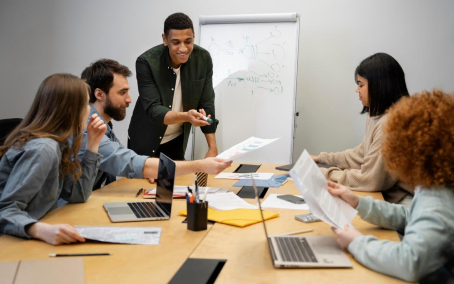 Team bei der gemeinsamen Arbeit an Finanzkonzepten